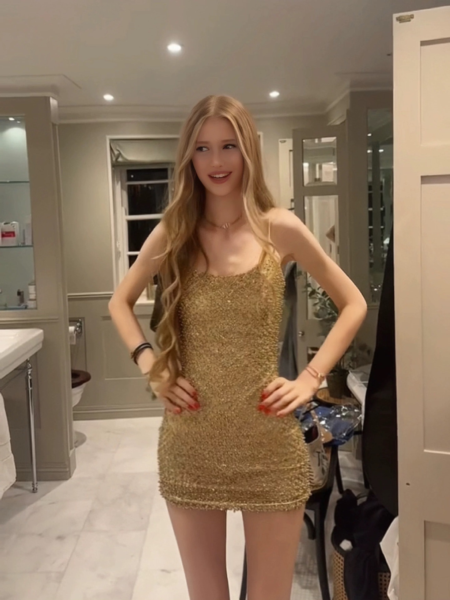 Sparkly Rhinestone Club Party Dress - ชุดเดรสสั้นรัดรูปประดับเพชรระยิบระยับสำหรับผู้หญิง สายเดี่ยว ไร้แขน เหมาะสำหรับงานปาร์ตี้ คลับ ออกงานกลางคืน