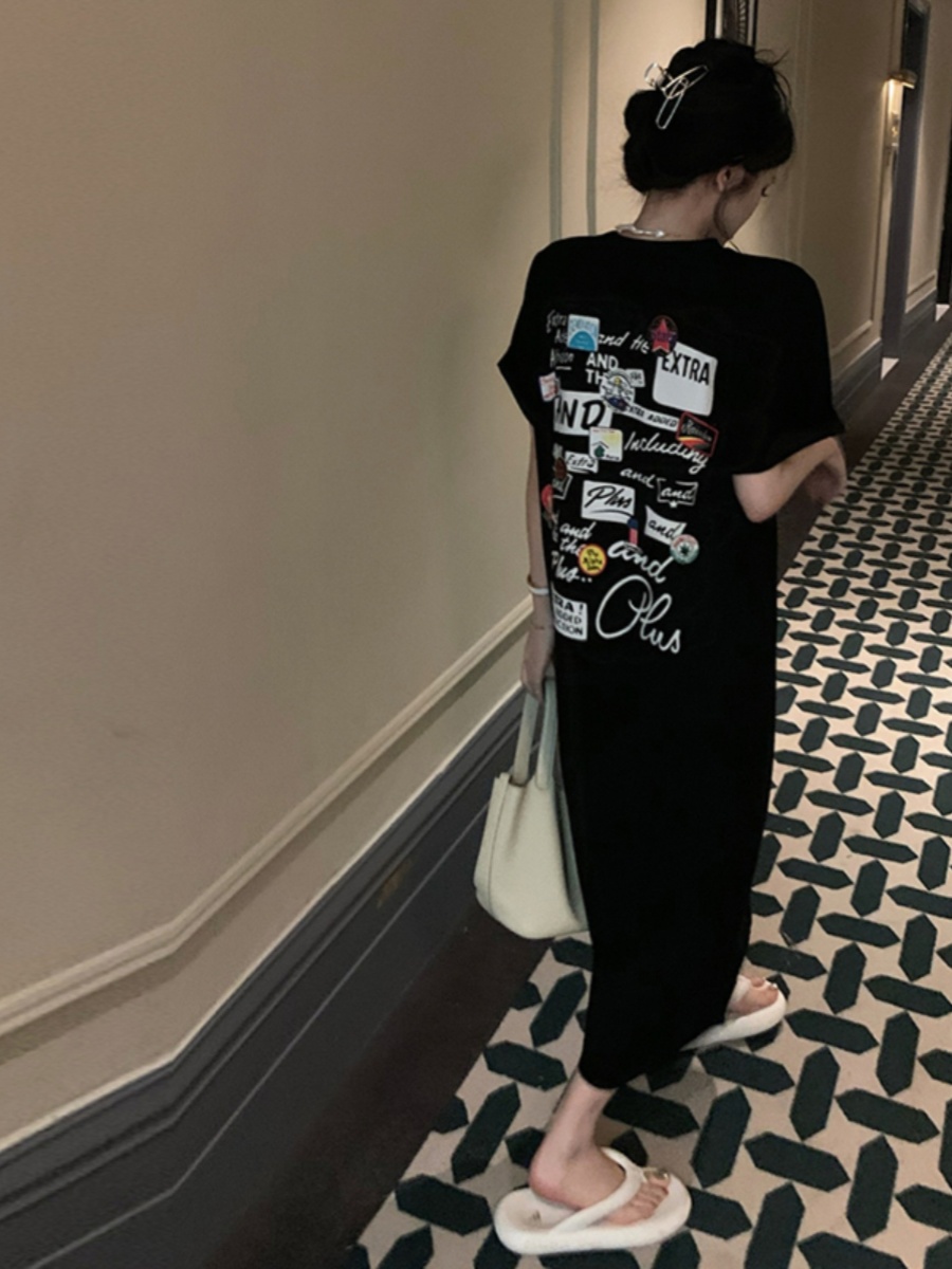 Korean Style A Line Shirt Dress - ชุดเดรสเสื้อยืดแขนสั้นสีดำสำหรับผู้หญิง ทรงหลวม ความยาวระดับเข่า ลายพิมพ์ด้านหลัง ทรงเอ ผ้าทิ้งตัว